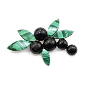 Брошь из малахита и агата "Смородина" 50*35мм