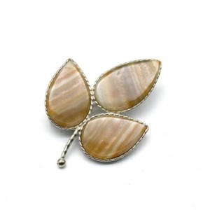 Брошь агат переливт три листика 36*27мм.