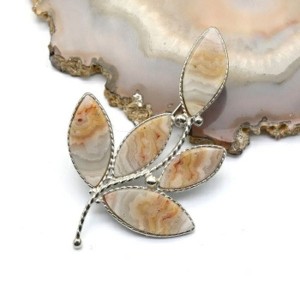 Брошь агат переливт "Веточка" 56*37мм.