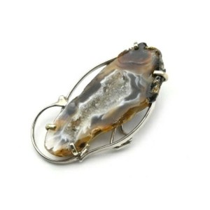 Брошь с жеодами агата бразильского 47*25мм. Брошь с жеодами агата бразильского 47*25мм.