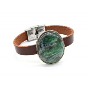 Браслет на кожаном ремешке с фукситом "Овал", 17,5 см.