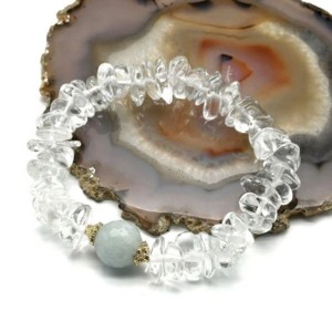 Браслет на резинке из крошки горного хрусталя с шариком из авамарина, 16см (иск.)