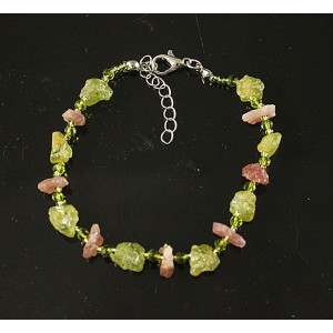 Браслет из турмалина розового и хризолита необработанных, с хрусталем, на застежке