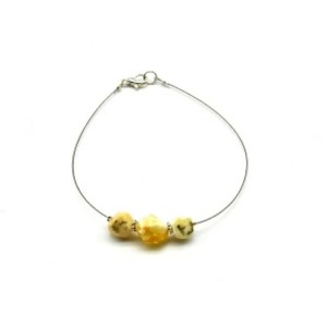 Браслет на ювелирном тросике с янтарем 3 Шарика с гранями цвет молочный, 18см