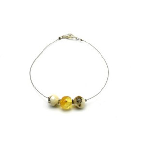Браслет на ювелирном тросике с янтарем 3 Шарика цвет молочно-зеленый, медовый, 17см