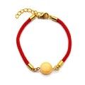 Красная нить на запястье со вставкой из янтаря круг 12мм цвет молочный, золотистый, 18см (иск.)