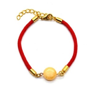 Красная нить на запястье со вставкой из янтаря круг 12мм цвет молочный, золотистый, 18см (иск.)