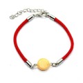 Красная нить на запястье со вставкой из янтаря круг 12мм цвет молочный, серебристый, 18см (иск.)