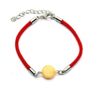 Красная нить на запястье со вставкой из янтаря круг 12мм цвет молочный, серебристый, 18см (иск.)