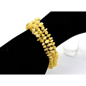 Браслет из янтаря на пружинке 3 витка крошка цвет молочный, 17см Браслет из янтаря на пружинке 3 витка крошка цвет молочный, 17см