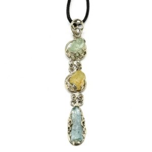 Кулон аквамарин с гелиодором 14*67мм. Кулон аквамарин с гелиодором 14*67мм.