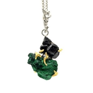 Кулон меланит (гранат) с плисовым малахитом 21*29мм.