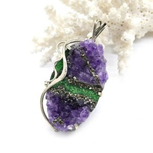 Кулон из аметиста, уваровита и пирита 28*48мм.