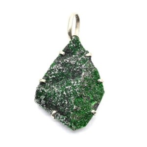 Кулон из уваровита 26*36мм.