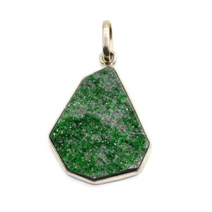 Кулон из уваровита 26*30мм.