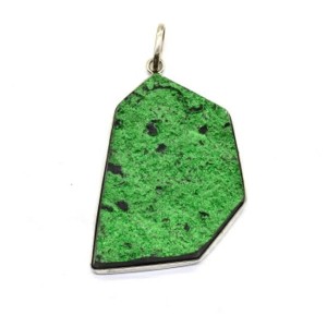 Кулон уваровит 33*48мм.