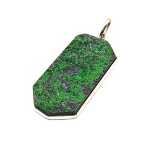 Кулон уваровит 27*53мм.