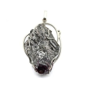 Кулон гранат в метаморфическом сланце 37*57мм.