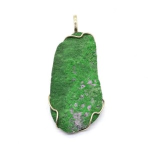 Кулон из уваровита 29*55мм.