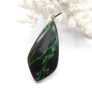 Кулон уваровит 25*49мм