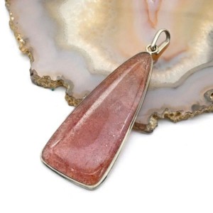 Кулон клубничный кварц 24*54мм.