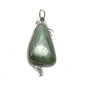 Кулон нефрит с эффектом кошачьего глаза 27*57мм. Кулон нефрит с эффектом кошачьего глаза 27*57мм.