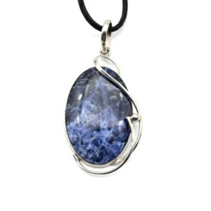 Кулон из содалита 29*50мм. Кулон из содалита 29*50мм.