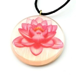 Кулон из селенита "Лотос" круг 34мм, на шнурке