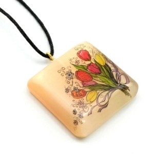 Кулон на шнурке из селенита Букет квадрат 40*40мм Кулон на шнурке из селенита Букет квадрат 40*40мм