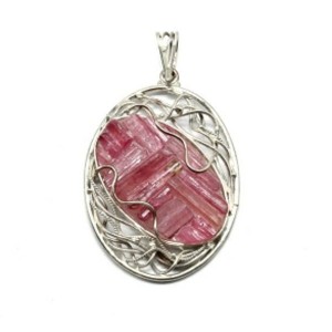 Кулон из турмалина 39*52мм. Кулон из турмалина 39*52мм.