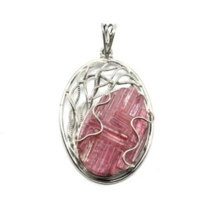 Кулон из турмалина 35*48мм. Кулон из турмалина 35*48мм.