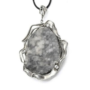 Кулон из халцедона 51*69мм.