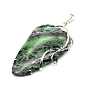 Кулон из цоизита 37*62мм. Кулон из цоизита 37*62мм.