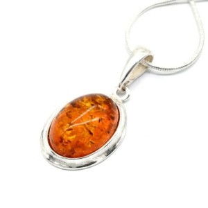 Кулон с янтарём в посеребрении овал 16*22мм цвет светло-коньячный Кулон с янтарём в посеребрении овал 16*22мм цвет светло-коньячный
