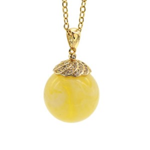 Кулон шарик из янтаря 18мм цвет молочный (иск.)