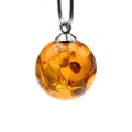 Кулон шарик из янтаря 14мм цвет медовый (иск.) Кулон шарик из янтаря 14мм цвет медовый (иск.)