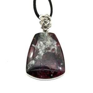 Кулон эвдиалит 32*40мм.