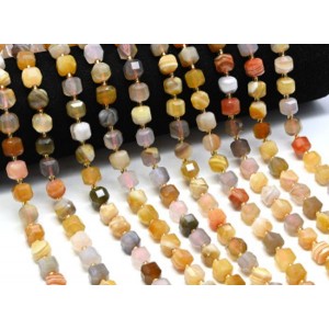 Бусины из агатов кубик гр.8*8мм, 39см, 36 бусин