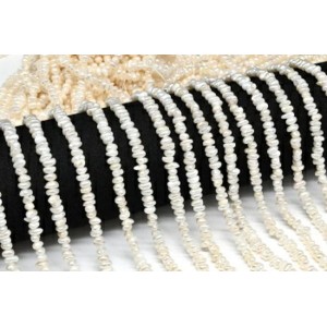 Бусины из мелкого жемчуга галтовка 4*6мм белый, 35см, 122 бусины