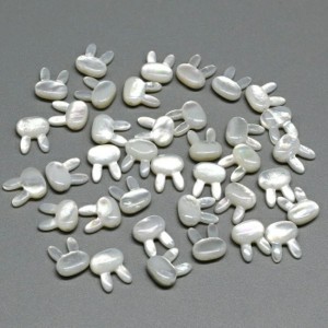Бусина из перламутра Зайка 10*11мм цвет белый.