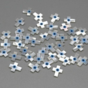 Бусина от сглаза из перламутра крестик 9*11мм цвет белый.