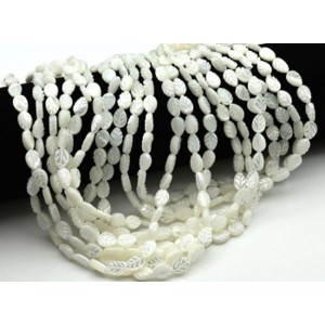 Бусины из перламутра лист 6*8мм цвет белый, 38см, 44 бусины