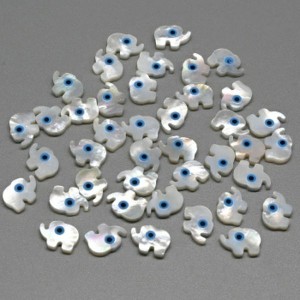 Бусина от сглаза из перламутра слон 12*9мм цвет белый.