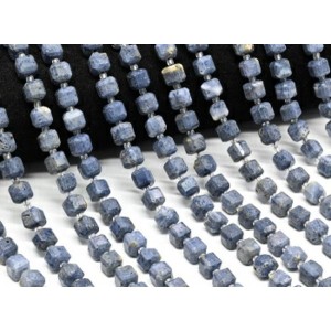 Бусины из коралла синего кубик гр.8мм, 38см, 37 бусин