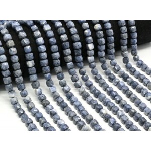 Бусины из коралла синего кубик гр.7мм, 36см, 53 бусины