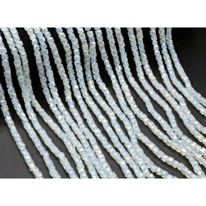 Бусины из лунного камня (имитация) кубик с гранями 5мм, 44см, 97 бусин Бусины из лунного камня (имитация) кубик с гранями 5мм, 44см, 97 бусин