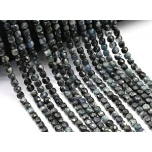 Бусины из сапфира кубик гр.4мм, 39см, 94 бусины