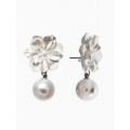 Серьги «Цветок с жемчугом», белые, цвет серебристый