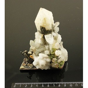 Сувенир горка 12х9х6см из кристаллов горного хрусталя, с фигуркой мастера