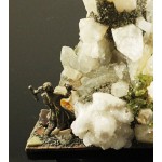 Сувенир горка 12х9х6см из кристаллов горного хрусталя, с фигуркой мастера